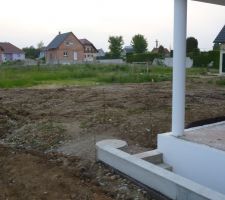Terrain à l'arrière de la maison: vue dégagée
