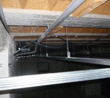 Espace de 36 cm entre le faux plafond et les poutrelles de la dalle permettant le passage facile des écoulements, des gaines de la VMC et des gaines électriques