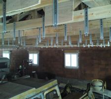 Les suspentes pour le plafond de l'aile gauche est termin&eacute;es