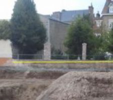 Le voisin promopeur &agrave; r&eacute;alis&eacute; des terrassement qui am&egrave;ne le mur s&eacute;paratif de ma m&eacute;re a &ecirc;tre d&eacute;couvert jusqu'au fond de fouille.

en ligne bleue fond de fouille en jaune le terrain avant , la hauteur entre les deux lignes 80cm environ