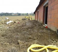 On commence le terassement de l'arriére de la maison