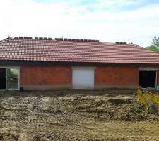 L'arriére de la maison commence à prendre forme et le pan de la toiture arriére est terminé