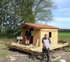 Voila la petite maison en cours de construction au fond de la terrasse pour les 5 ans du petit dernier erwan