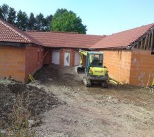 Aménagement de l'avant de la maison avec la mini pelle de 1.5tonnes