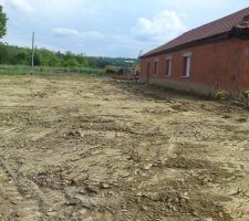 Voila le terrain est pret pour passer la hersse et semer la pelouse