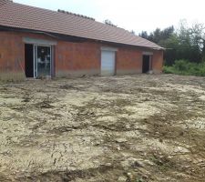 Voila l'arriére de la maison et égalisé
avec une pelle de 8 tonnes