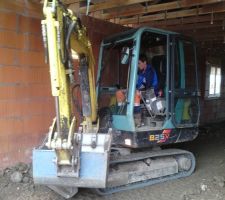 Voila jordan sur la mini pelle de 1.5t pour la finition à l'intérieur de la maison