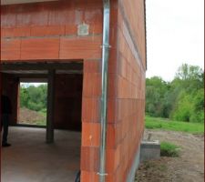 Les descente de goutti&egrave;re sont pos&eacute;es.