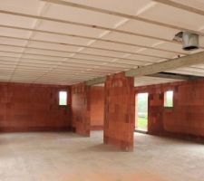 On voit le conduit de chemin&eacute;e pos&eacute;.