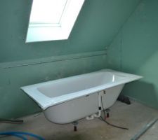 La  salle de bain, baignoire à coffrer