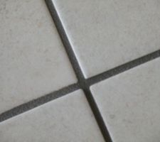 Gros plan, joints noirs....beurkk