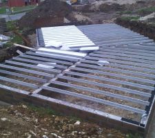 Poutrelles posées et début de pose des hourdis isolants