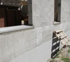 Les 3 appuis-fenêtre en façade.