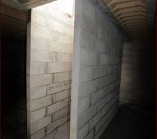 Murs de l'échelle de meunier (future) au sous-sol.