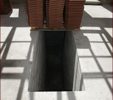 Trémie de la future descente au sous-sol avec les 2 murs maçonnés.