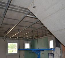 Pose des rails pour le faux plafond