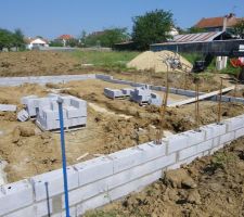 Et 1 et 2 et 3 rangs de parpaings, le vide sanitaire est en cours, bientôt la dalle YOUCOU