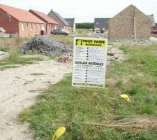 Panneau avec tas de gravats derrière