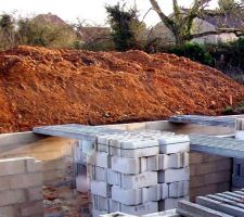 8 d&eacute;cembre 2011 ===> Pose des poutrelles et hourdis avant le coulage de la dalle de compressio