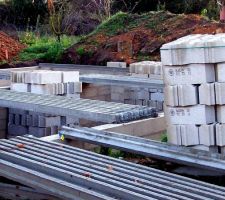 8 d&eacute;cembre 2011 ===> Pose des poutrelles et hourdis avant le coulage de la dalle de compression.