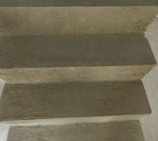 Rectifications escalier , rien n'&eacute;tait de niveau et toutes &eacute;tait de travers ou presque. L'une des marches &eacute;tait carr&eacute;ment bomb&eacute; il a fallu enlever jusqu'&agrave; 2 cm !!!