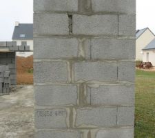 Mur avant angle droit de la maison. Cassé sur notre demande puis refait ... bien mieux!