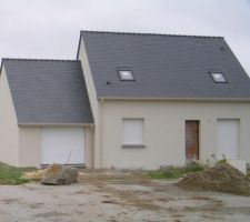 Gouttiere non conforme ( zinc pour les batiment de france) et là, en PVC ! Et où est la cheminée ??? Perdue .... On l'a retrouvée depuis !