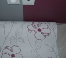 On va posé deux bandes de papier peint sur le mur en biais et aussi au niveau du lit
