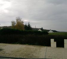 Vue depuis la rue.
La borne de droite est juste entre les 2 coffrets d'&eacute;nergie.
19.4 m de largeur.