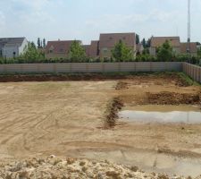 Voici notre future maison !!!  je sais, c'est pas facile de la visualiser mais vous prenez 550 m2 de terrain dans l'angle du lotissement !! et la vous la voyez ???