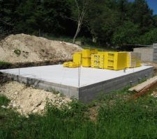 La dalle faite le 24 mai et le beton cellulaire amené le 25 ...