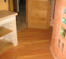 Salle debain en parquet massif collé sur dalle chauffante.