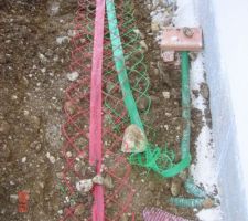 Le terrassier est venu faire la tranchée et passer les gaines pour les raccordements (électricité   télécom)