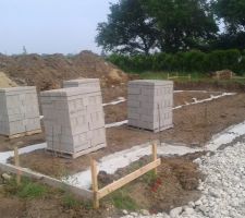 Fondations coul&eacute;es et parpaings livr&eacute;s.