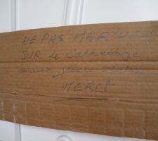Un petit mot des carreleurs sur la porte d'entr&eacute;e
