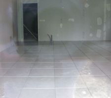 Un morceau de la pi&egrave;ce de vie vue depuis la baie vitr&eacute;e car interdiction de marcher sur le carrelage