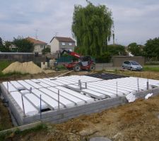 On aperçoit les plots qui soutiendront la terrasse.....