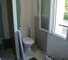 D&eacute;but du carrelage mural dans la salle de bain du haut