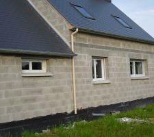 Vue de dérrière:garage,cuicine,salle