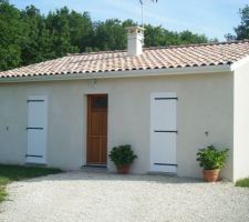 Façade avant, porte reste à peindre.