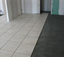 La pose du carrelage dans le s&eacute;jour vient de d&eacute;buter aujourd'hui !!