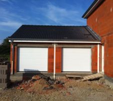 Fin charpente/couverture et pose portes/fenetres / Vue garages.