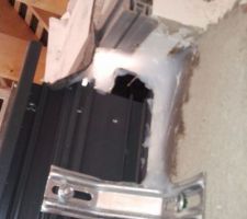 Les détails de la maçonnerie notés par les menuisiers qui ont dû tout barbouiller de sillicone pour contrer les appels d'air !