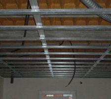 Structure du faux plafond du RDC est en place