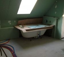 écoulement de la baignoire et robinet mis en place