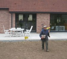 Papy 97 ans semant à 6h30 du matin le restant du terrain à l'arrière de la maison.