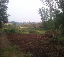 Premi&egrave;re partie du terrain, il reste encore BEAUCOUP de boulot au terrassier !