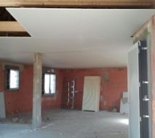 Une partie du plafond posée...ça dépote !