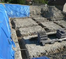 Feraillage des fondations avec des longrimes de 20x35 en 6 barres de 10mm.