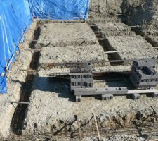 Feraillage des fondations avec des longrimes de 20x35 en 6 barres de 10mm.